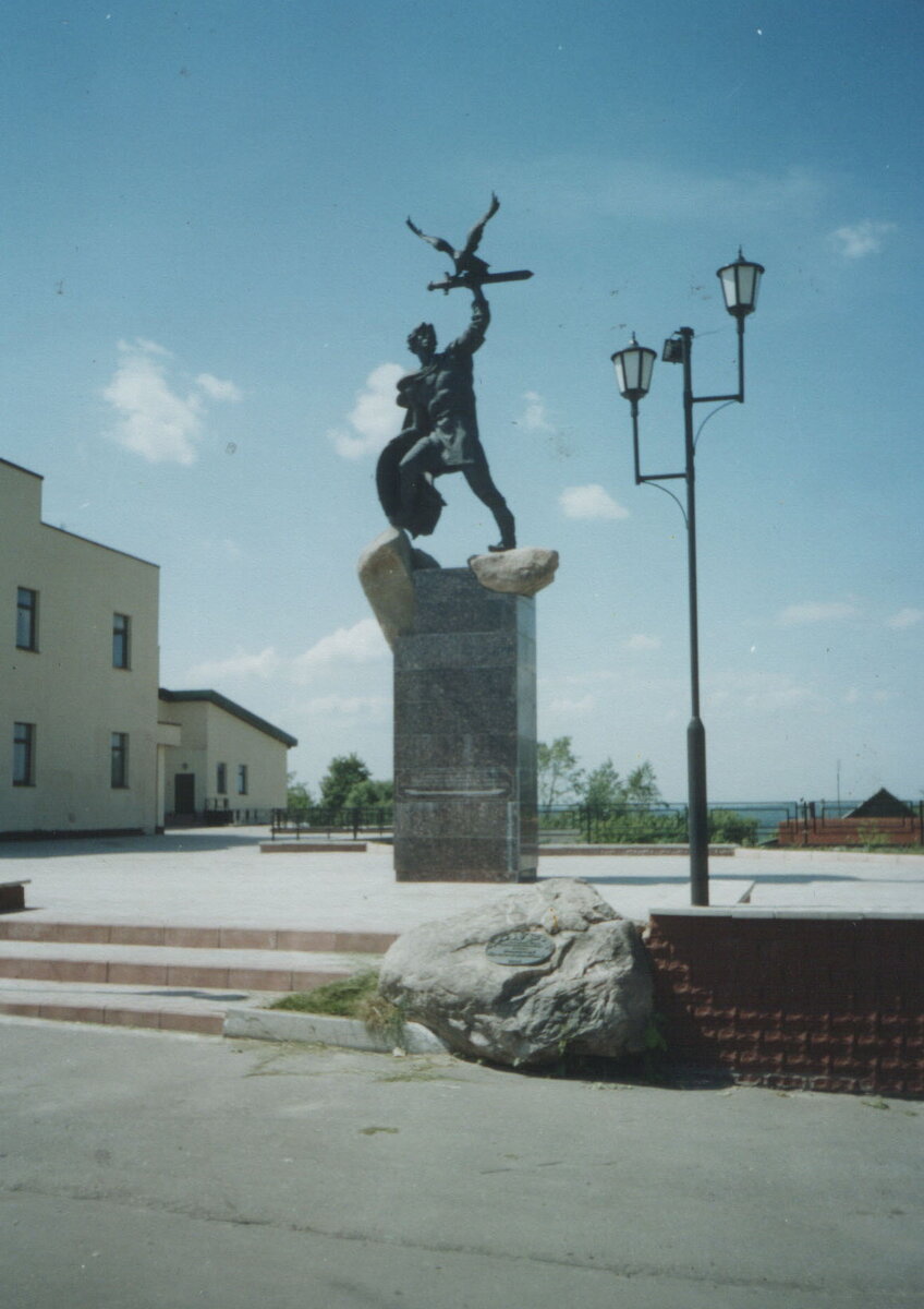 Памятник основателю Малоярославца Владимиру Андреевичу Храброму.