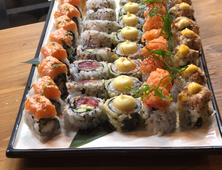 Недавний тренд в роллах. Рис окружает начинку слоем буквально в одну рисину.