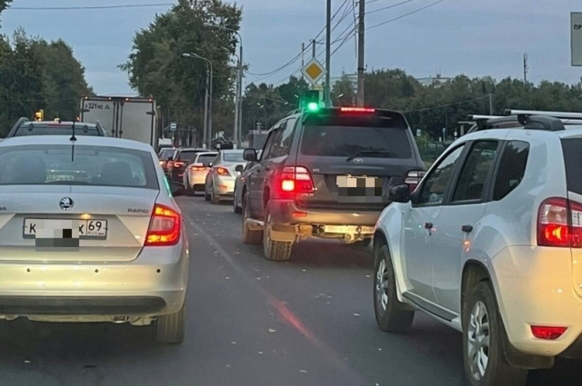    От съезда с трассы М-10 в сторону Твери образовалась большая пробка
