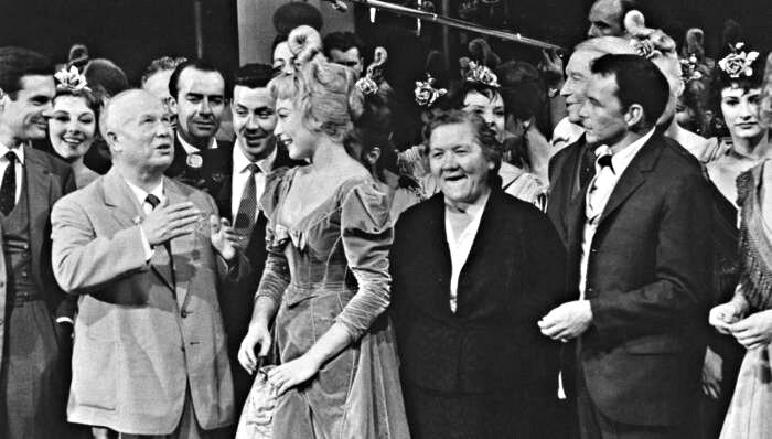 Никита Хрущёв, актриса Ширли Маклейн, Нина Хрущёва и Фрэнк Синатра в Голливуде 