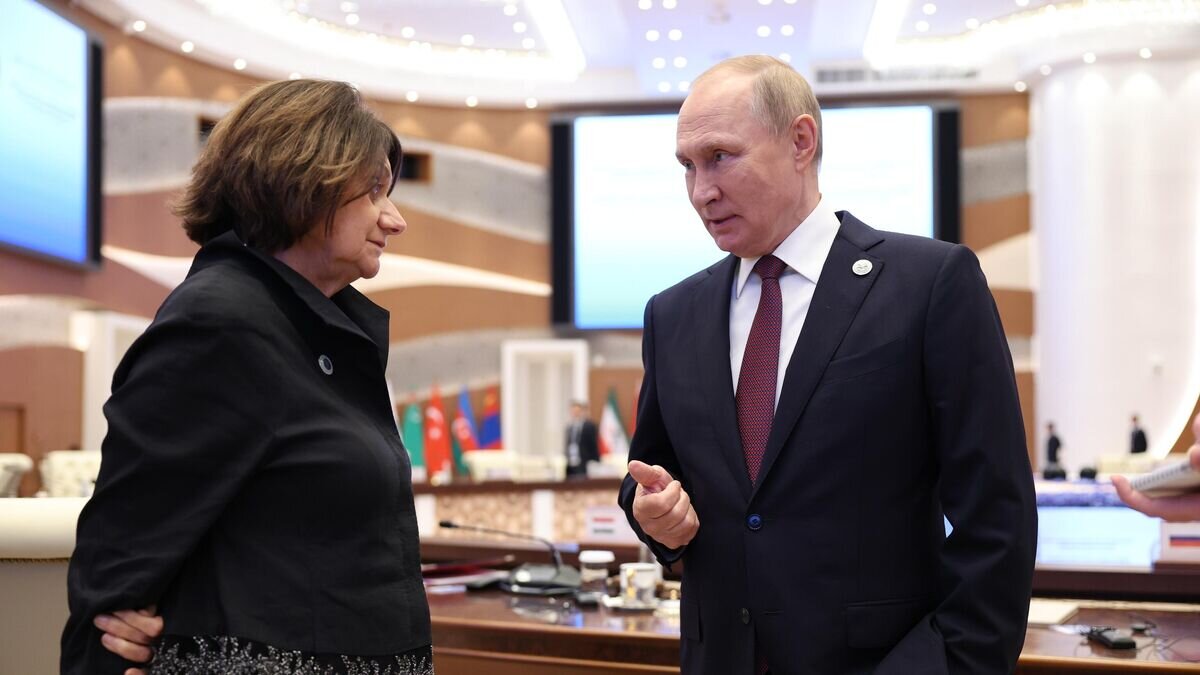     Президент РФ Владимир Путин и заместитель генерального секретаря ООН по политическим вопросам и миростроительству Розмари ДиКарло после заседания Совета глав стран - участниц ШОС© РИА Новости / POOL