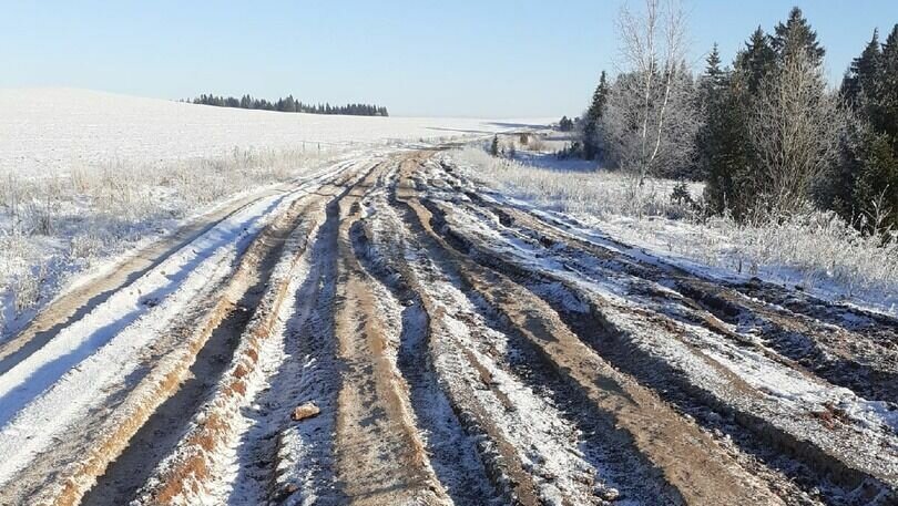     В социальных сетях жители Шарканского района Удмуртии рассказали о дорогах, которые стали просто замерзшей глиной и больше походят на стиральную доску.