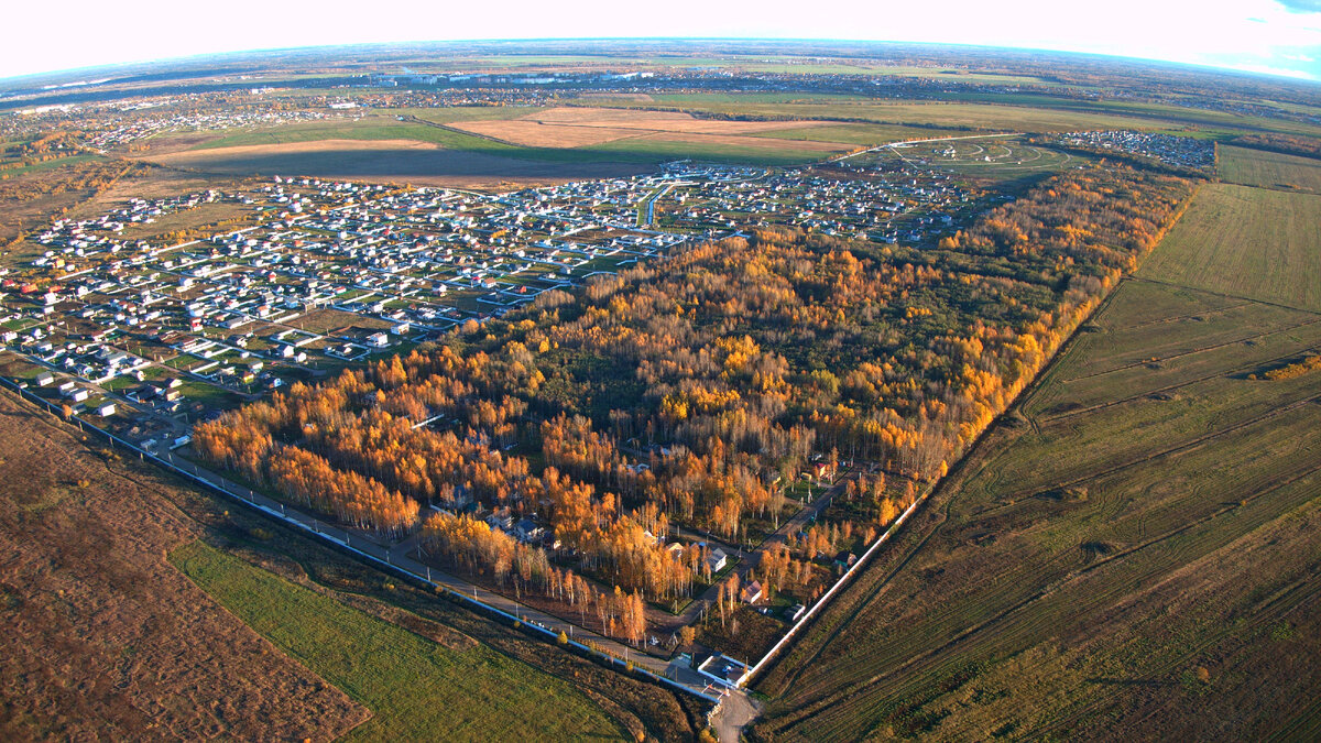 КП Графская усадьба с высоты птичьего полёта. Слева - КП Графская славянка