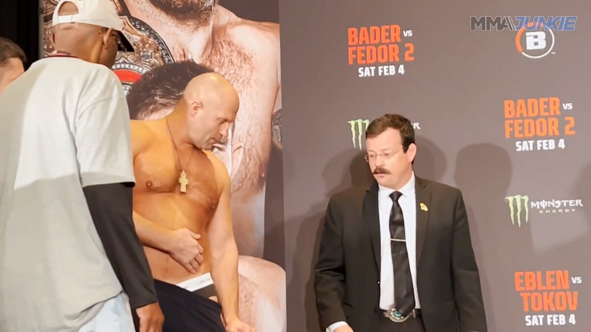 Федор показывает, что пришел в плавках, но "усатому" мало