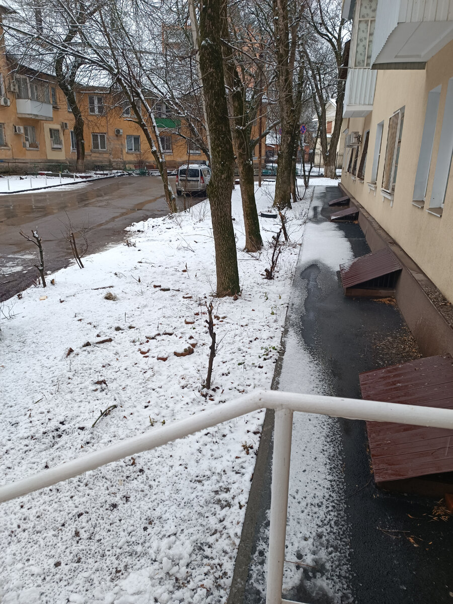 Типа снег. И каааапает с крыш беспрестанно! 