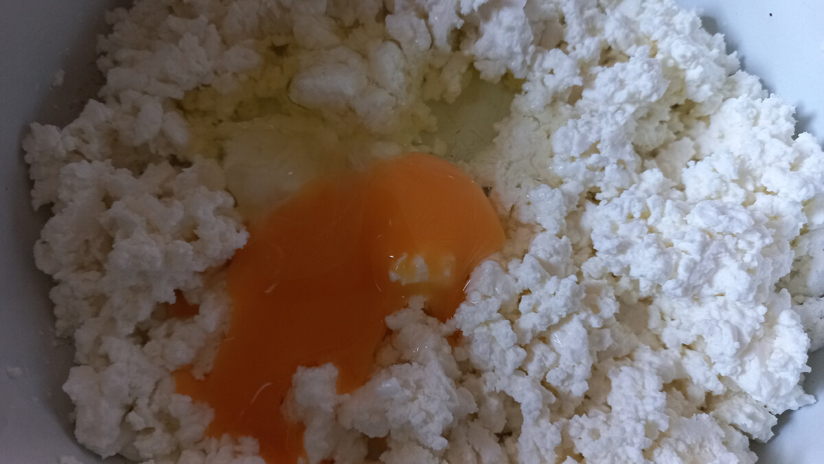 Творог с яйцом и сахаром.