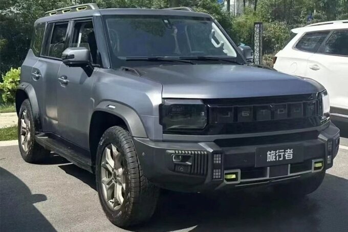 На фото из соцсетей: Кроссовер Jetour Traveler у дилерского центра в Китае