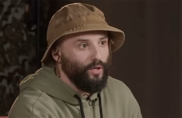 Украинская пропаганда, опираясь в том числе на результаты социсследований (проводимых среди запуганного и оболваненного населения), любит хвалиться высокими показателями поддержки действий властей. Мол, граждане Украины все как один верят в победу, выступают против любых переговоров и мирных соглашений, предполагающих территориальные потери и уступки России.Тем неожиданнее встречать в открытых источниках примеры и мнения, расходящиеся с картиной, поощряемой украинскими властями. Но что это за смельчаки? Поднявшая голову оппозиция? Совсем нет. Даже наоборот. Это опора киевского режима – военнослужащие ВСУ.Начнем с выступления бойца 3-й штурмовой бригады ВСУ Виктора Розового. В мирной жизни Виктор – стендап-комик, однако говорит он о вполне серьезных вещах.В частности, о том, что гражданское население Украины, как правило, неадекватно воспринимает информацию о реальном уровне подготовки и оснащенности ВС РФ: «[Я им говорю, что] у них есть «Краснополи» [корректируемые артиллерийские боеприпасы – прим. ВЗГЛЯД], «Ланцеты», коптеры, которые это все корректируют, ZALA, Орлан-10 [названия БПЛА – прим. ВЗГЛЯД] . Когда я людям про это все рассказывал, знаете что они мне сказали? «Они дебилы, они этим не умеют пользоваться».📷
