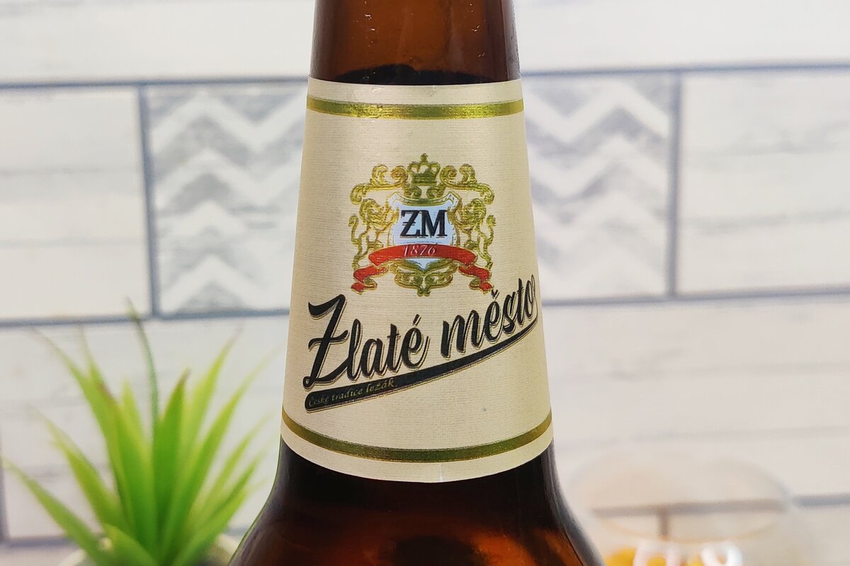 Даже год основания размещен точно на такой же красной ленточке, и было бы забавно, если бы и дата совпадала со старопраменовской (1869)