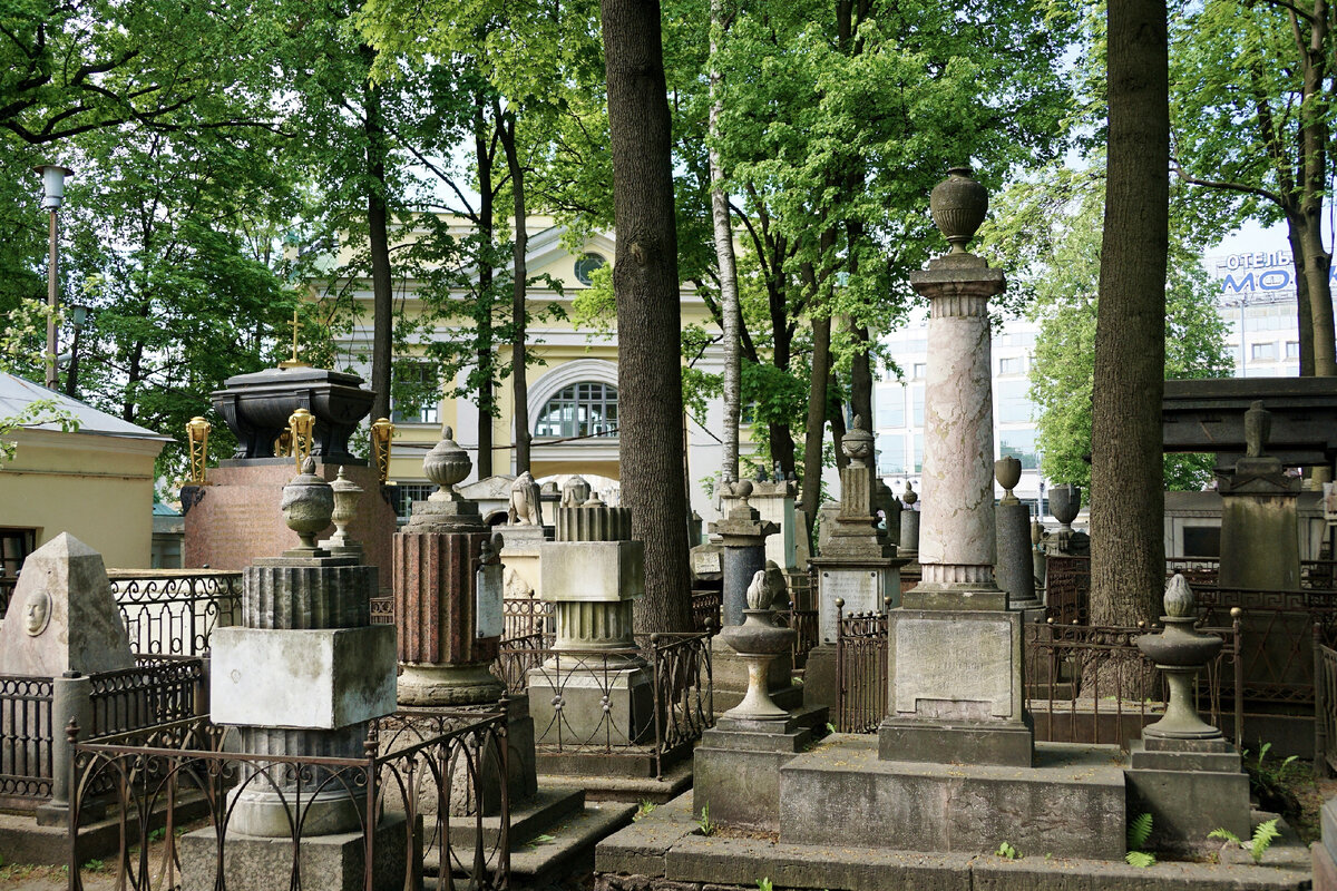 Лазаревское кладбище - Некрополь XVIII века. Фото автора.