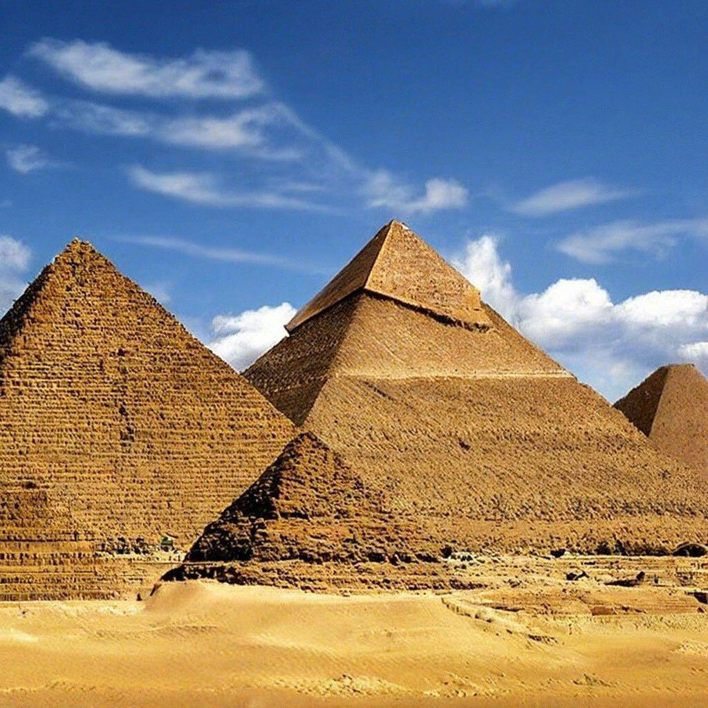 Куча пирамид. Пирамида Хеопса. Пирамида Хеопса семь чудес света. Пирамида Хеопса 8 граней. Пирамида Хеопса фото.