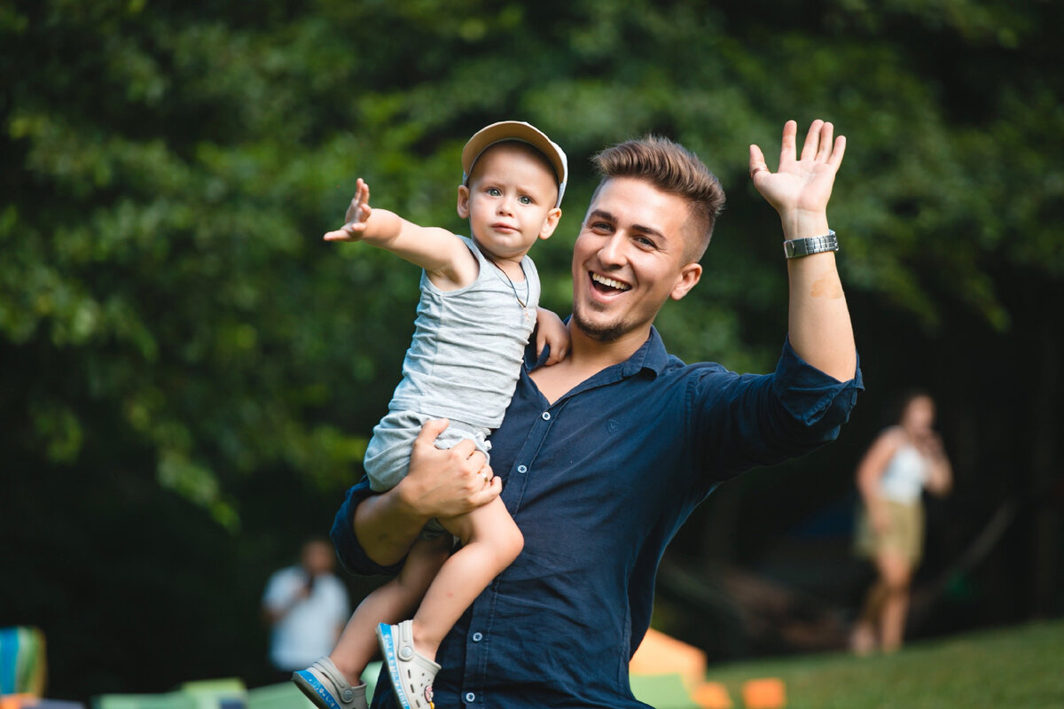 Дмитрий Мезенцев. Основатель сети школ коммуникаций и искусств «MDV». Тренер по публичным выступлениям, ораторскому искусству и деловому общению для бизнесменов и топовых менеджеров.



