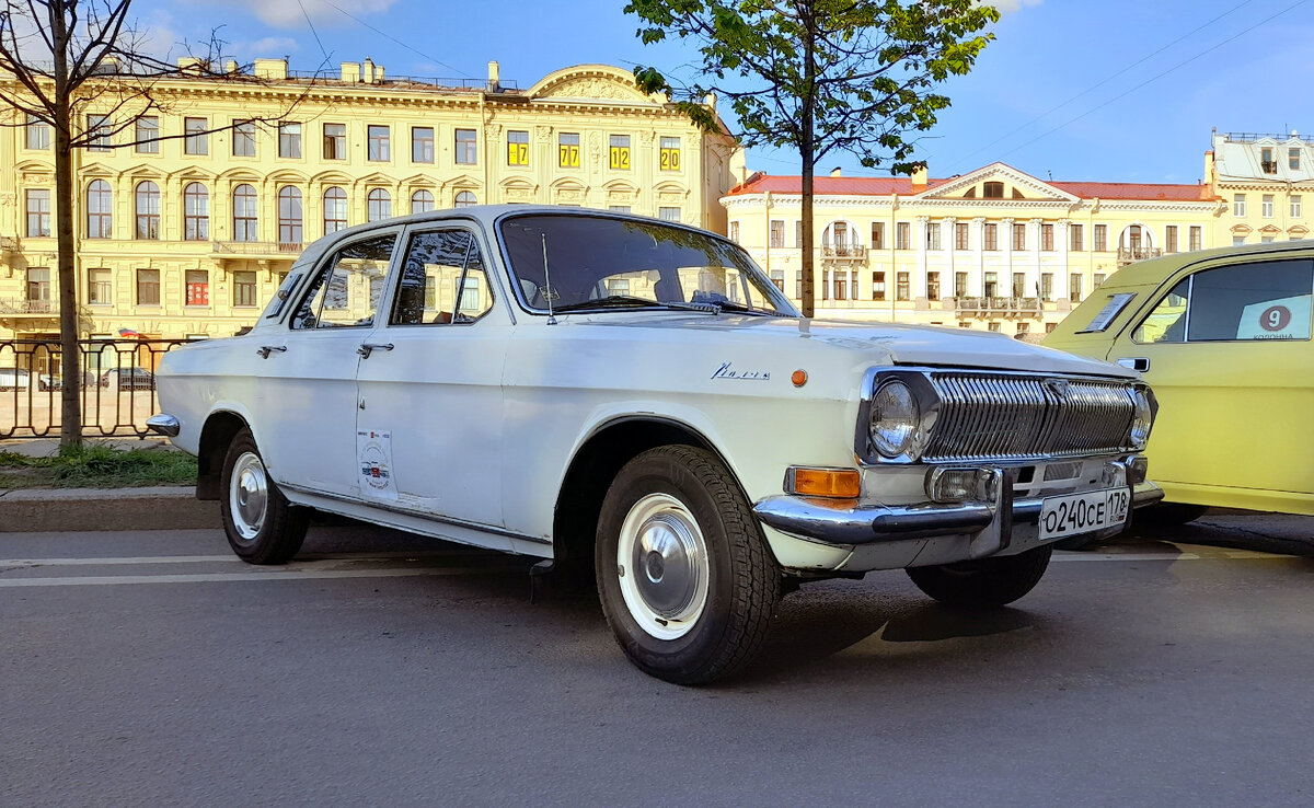 ГАЗ-24 на фоне питерской архитектуры в районе набережной реки Фонтанки - это отдельный вид прекрасного!