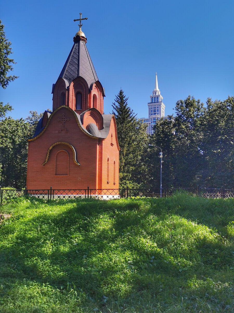 Часовня Преображения Господня на Братском воинском кладбище и высотка на Соколе. Эта часовня на поминает о когда-то Спасо-Преображенском храме.