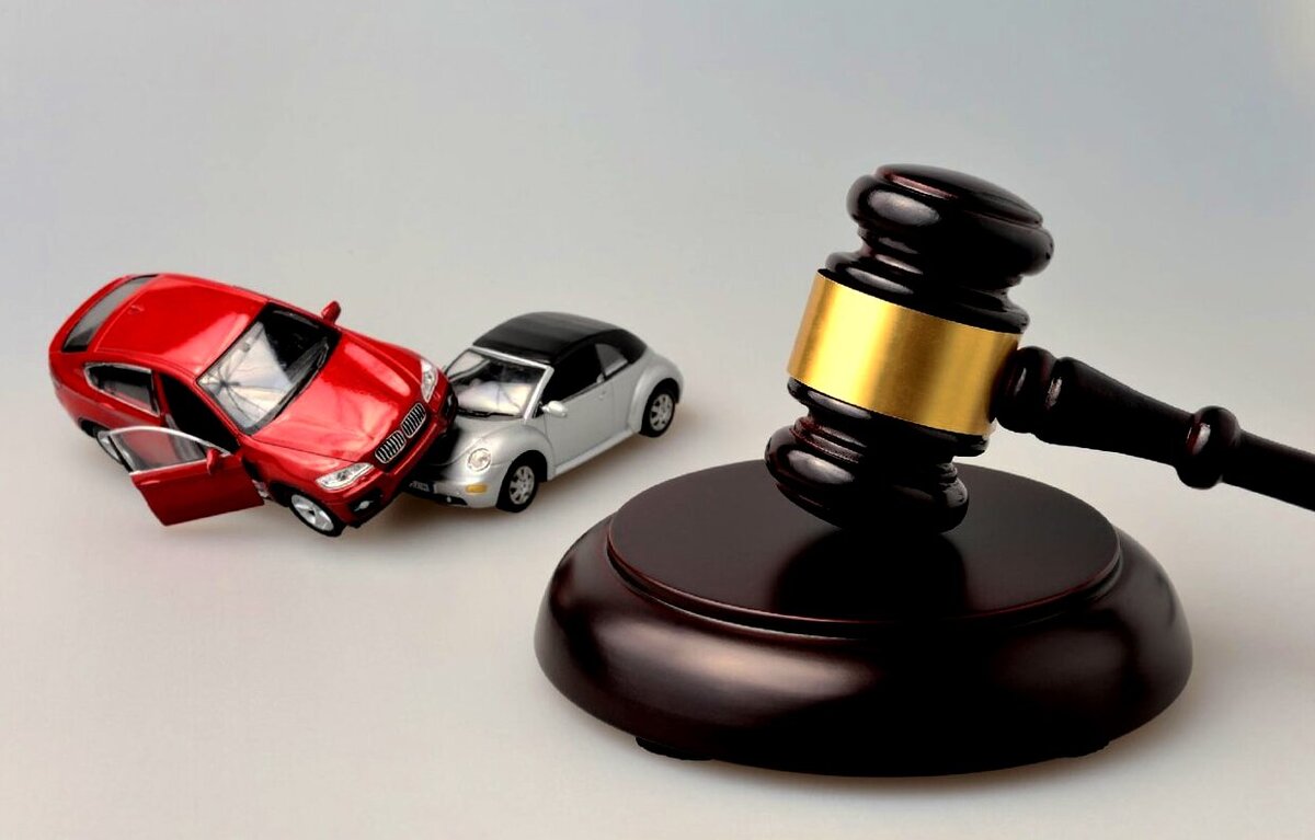 ущерб при дтп. автоюрист. водитель нарушил пдд наклейка. деньги с виновника. взыскание ущерба.