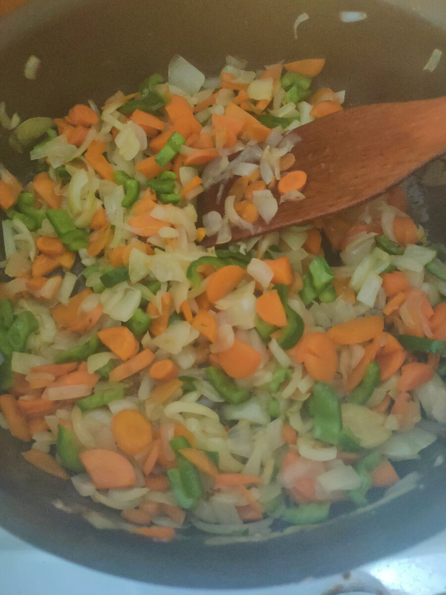 морковь и болгарский перец слегка обжарить