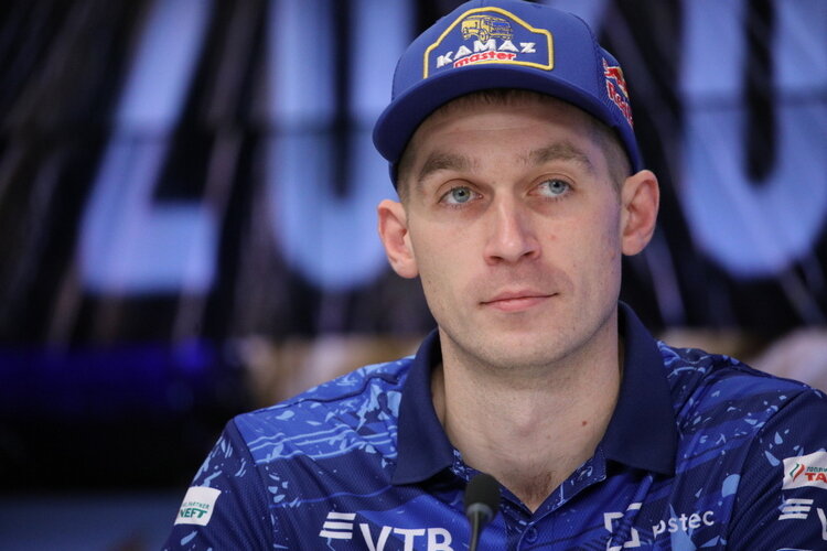    Дмитрий Сотников после «Сибирского тракта» пожаловался на пыльную трассу Фото: «БИЗНЕС Online»