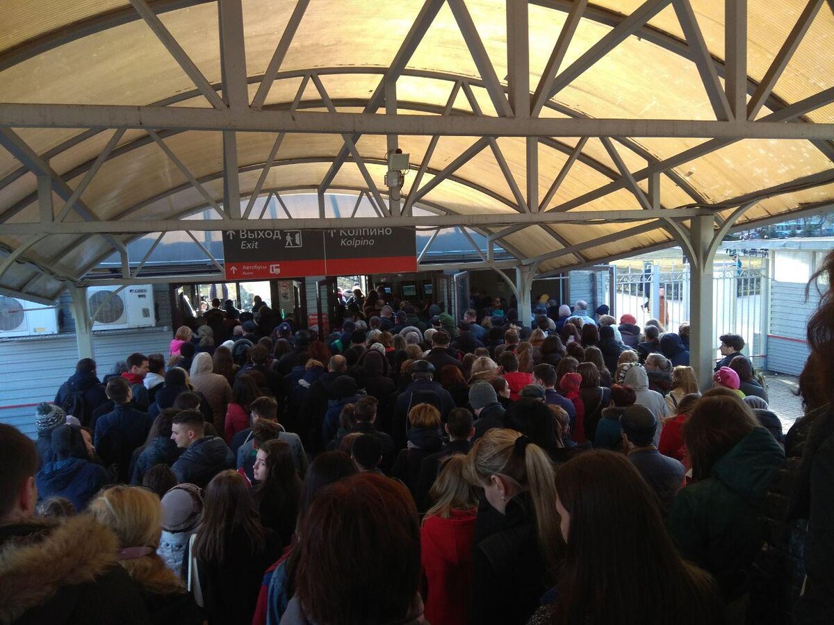 Толпа людей на выходе со станции РЖД Колпино