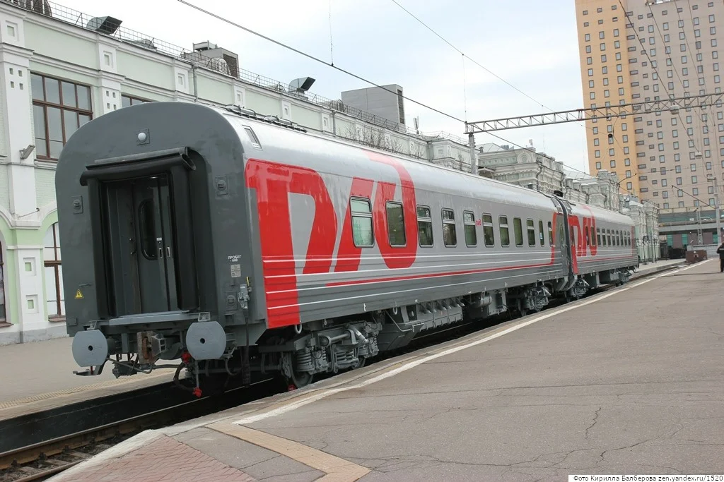 Двухвагонный сцеп во время презентации на Рижском вокзале в Москве