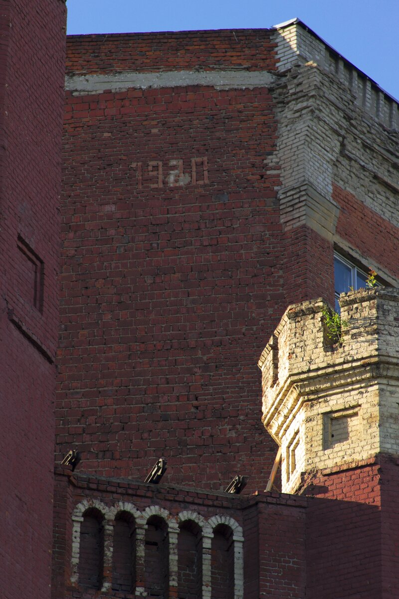 Переход от неоготики к советской архитектуре. Фото: Никита Андреев