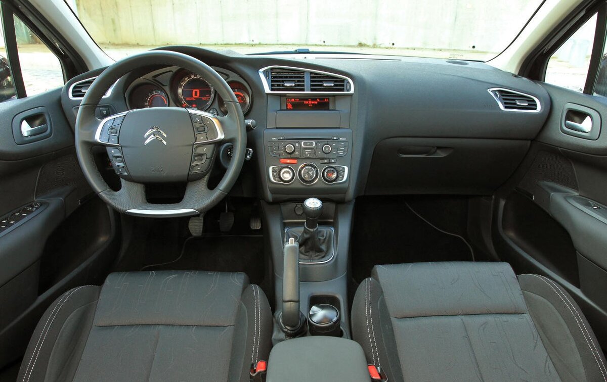 Фото внутри салона. Это фото другого, такого же салона. Своего сника не было под рукой.