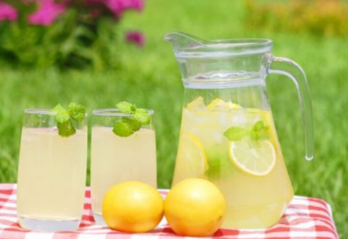Вкусный домашний лимонад летом.