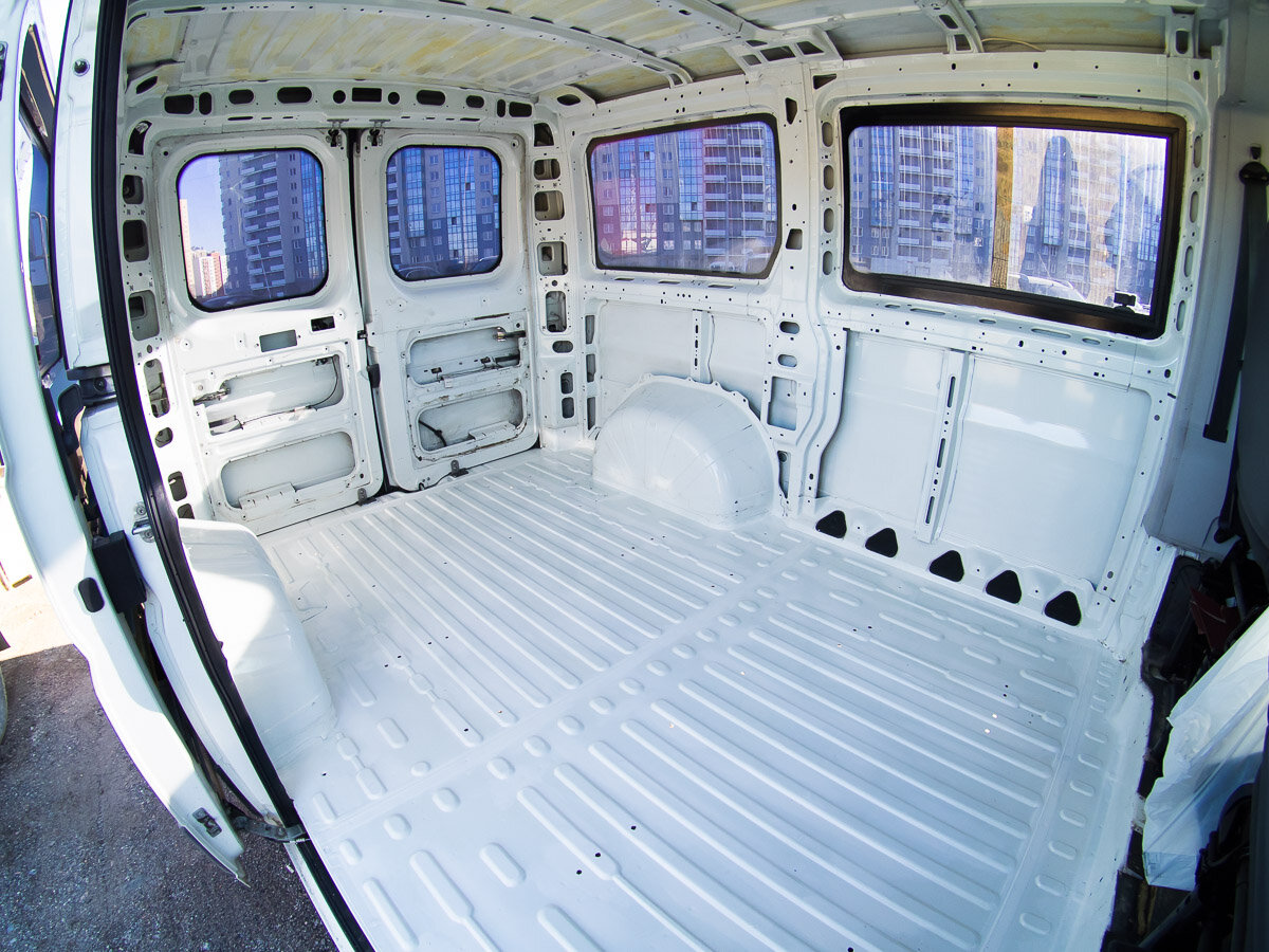 Чистый и покрашенный пол микроавтобуса