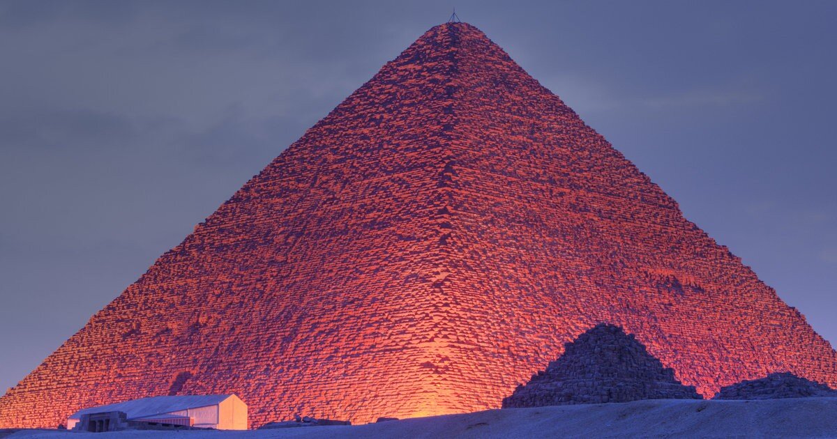 Одна из самых загадочных пирамид это «Розовая», или Северная пирамида — самая крупная из трёх больших пирамид, расположенных на территории Дахшурского некрополя.