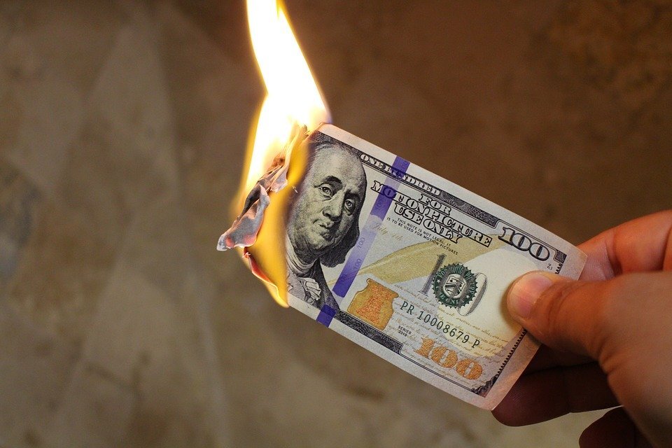 https://cdn.pixabay.com/photo/2017/03/03/12/18/burning-money-2113914_960_720.jpg