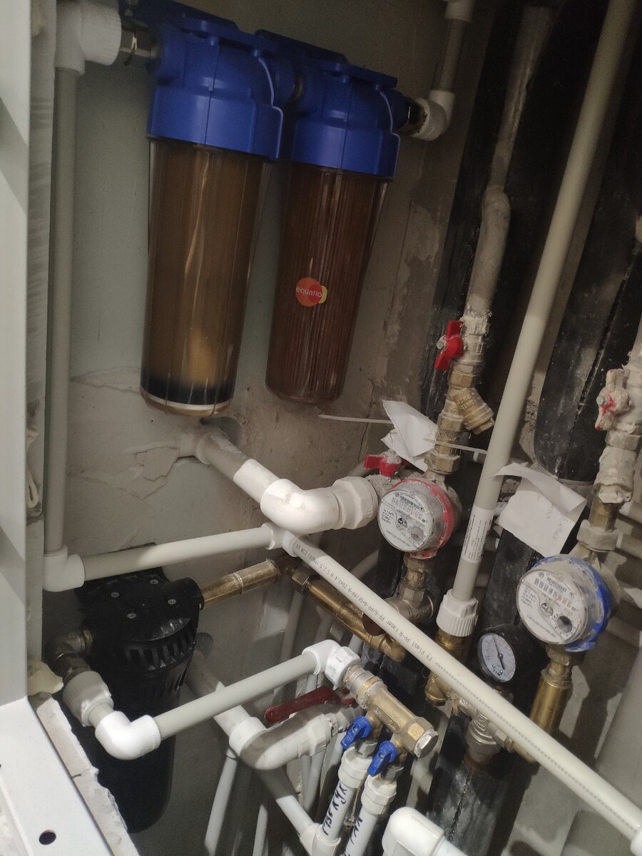 внизу фильтр на горячую воду