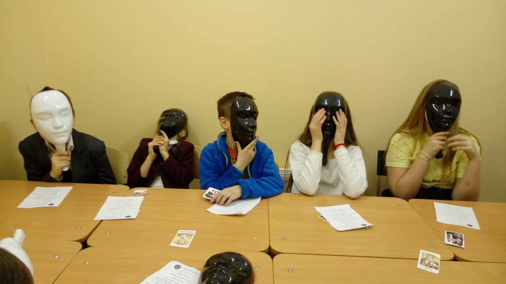 Это фото с обычной пятничной игры для наших учеников. Но безликие маски - отличная иллюстрация к статье, затрагивающей нашу школу.