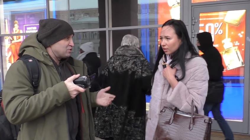 Вадим Коровин и предполагаемый организатор массовки на публичных слушаниях в Хорошево-Мневниках. Фото: YouTube-канал Вадима Коровина