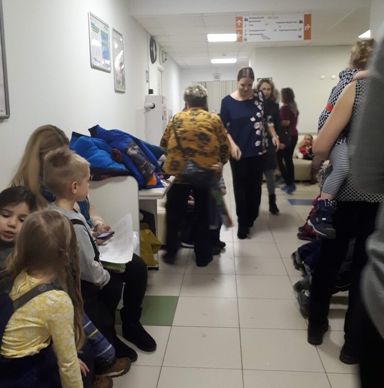Детская поликлиника, в которой родители искали по коридорам своих детей, была вся забита детьми из четырёх детских садов.