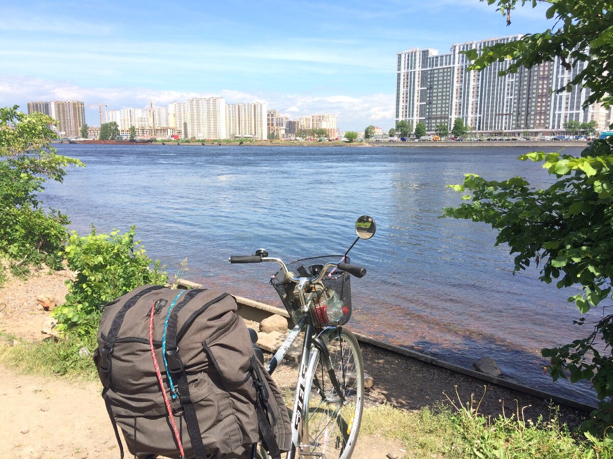 Катаюсь по городу и тестирую велосипед. На берегу Невы с видом на новые дома. Санкт-Петербург. Май 2019г.