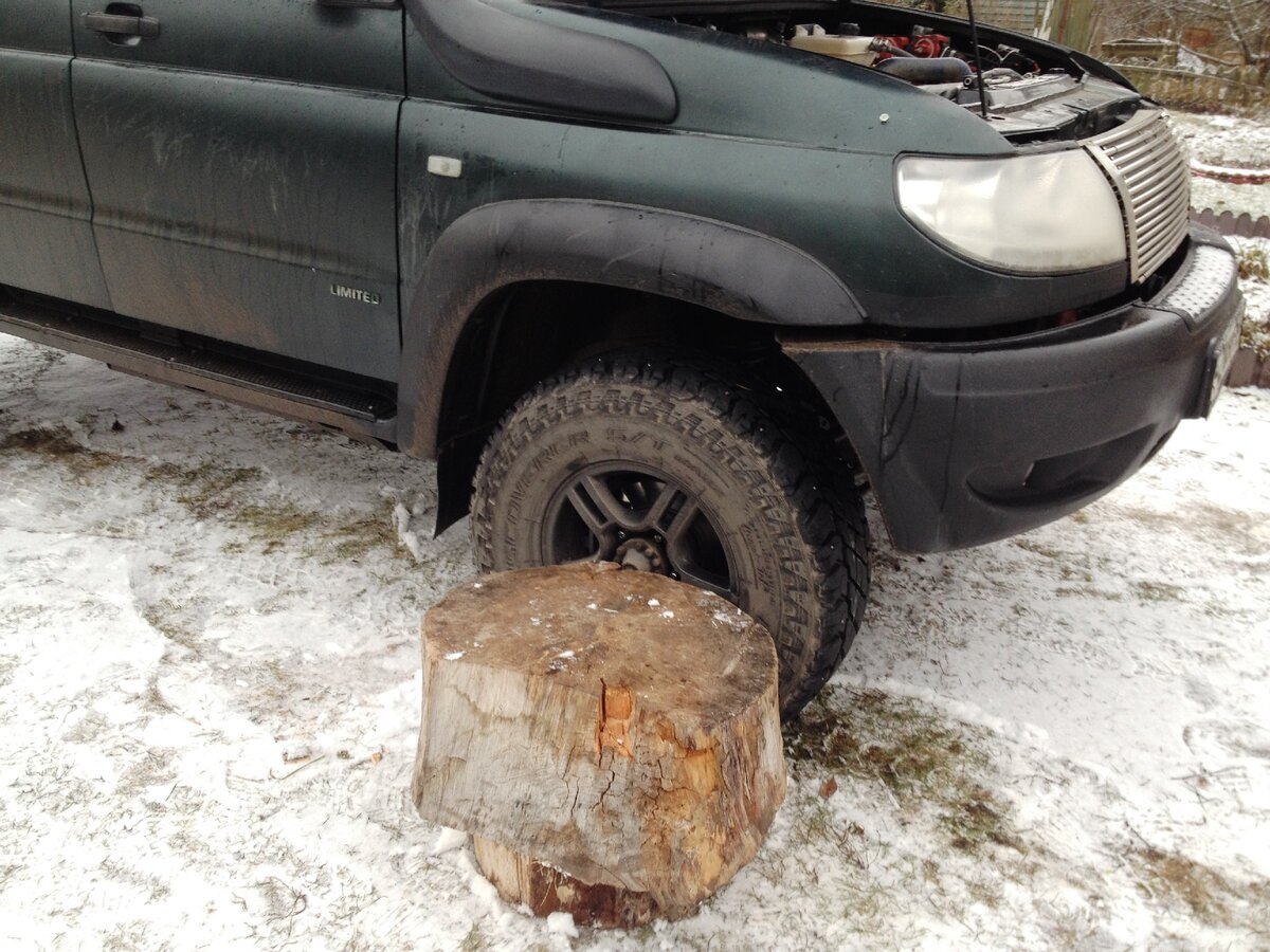 Чтобы удобно дотянуться, ставлю два чурбака.