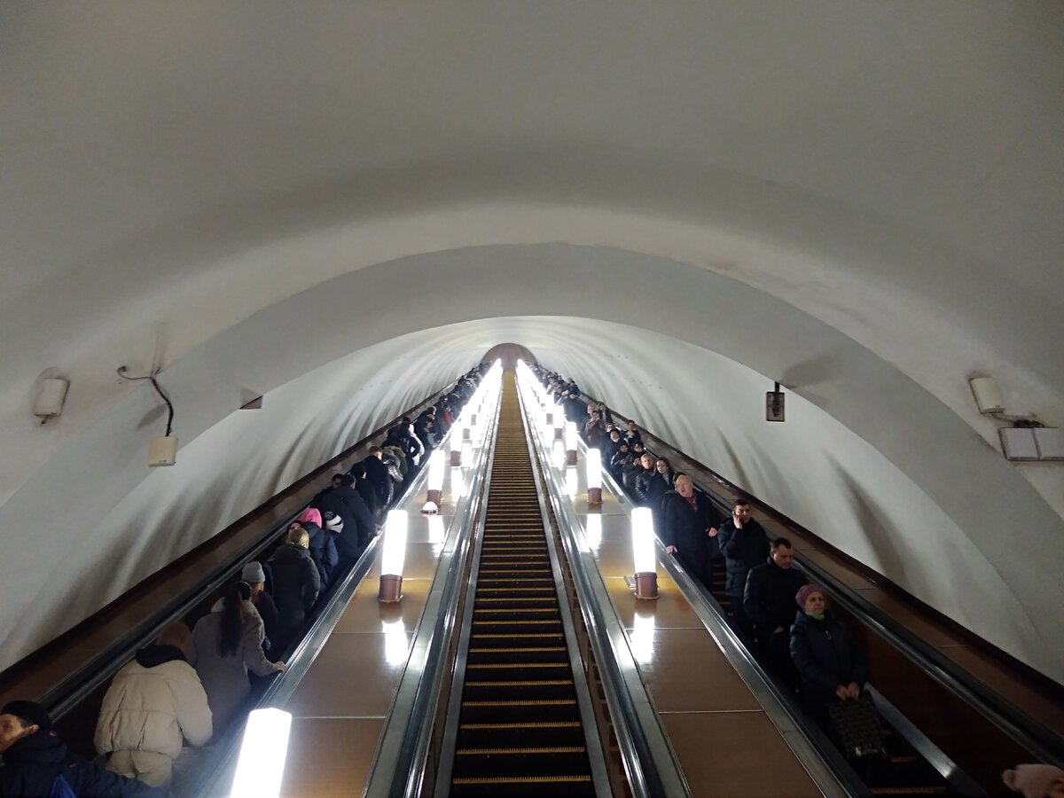 Как хорошо что убрали рекламу - теперь от метро не устаешь - раньше все стены были в ярких плакатах и постерах - было ужасно - сейчас очень классно и не устаешь гуляя по Московскому метро