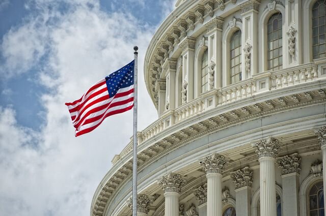 Сенатский комитет по иностранным делам конгресса США принял законопроект, предусматривающий введение санкций против госдолга России, а также банковского и энергетического секторов страны, передает РИА Новости.