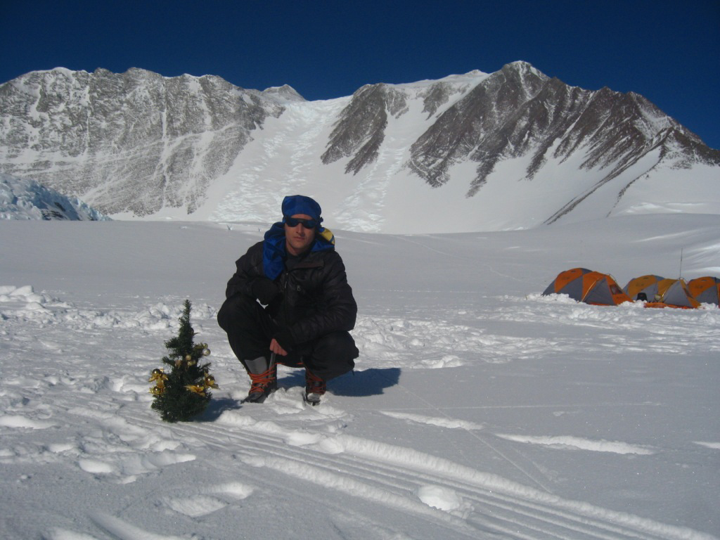 Накрыли праздничный стол на Южном полюсе, новогодняя елка в Антарктиде: это нужно видеть