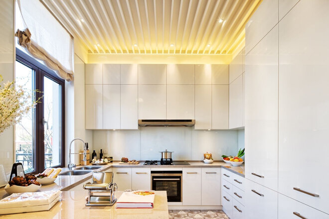 Какой потолок лучше сделать на кухне: 7 практичных вариантов