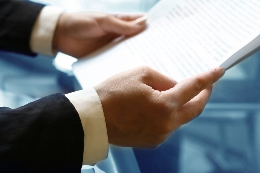 Юридическая практика показывает, что к основным причинам, вызывающим  наследственные споры, можно отнести несвоевременное оформление  необходимых документов на наследство или конфликт среди родственников.