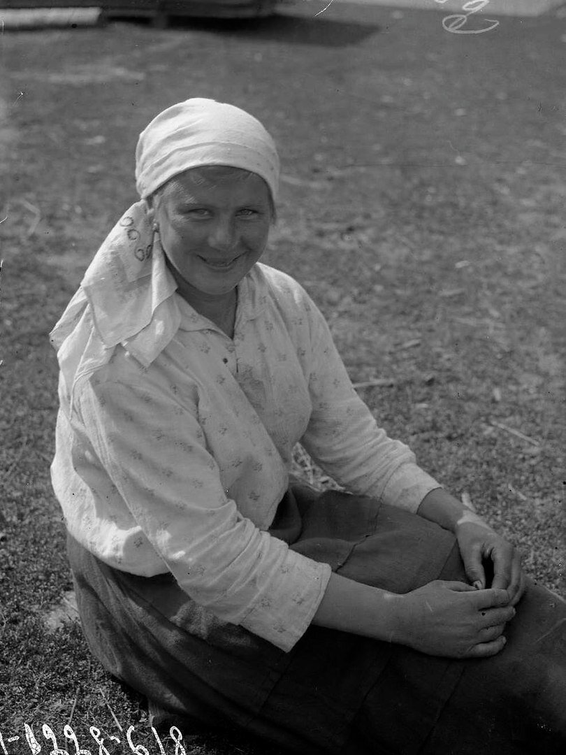 Говорят, русские, а тем более северяне на фотографиях раньше не улыбались. Проверим?)