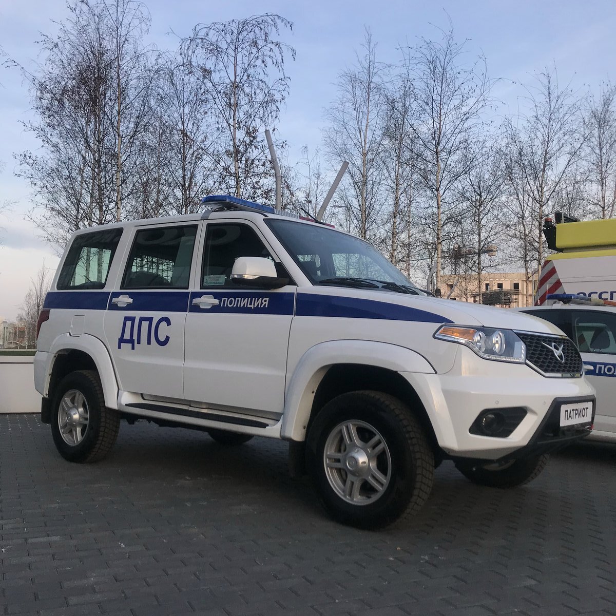 В Сколково, помнится, стоял такой уазик