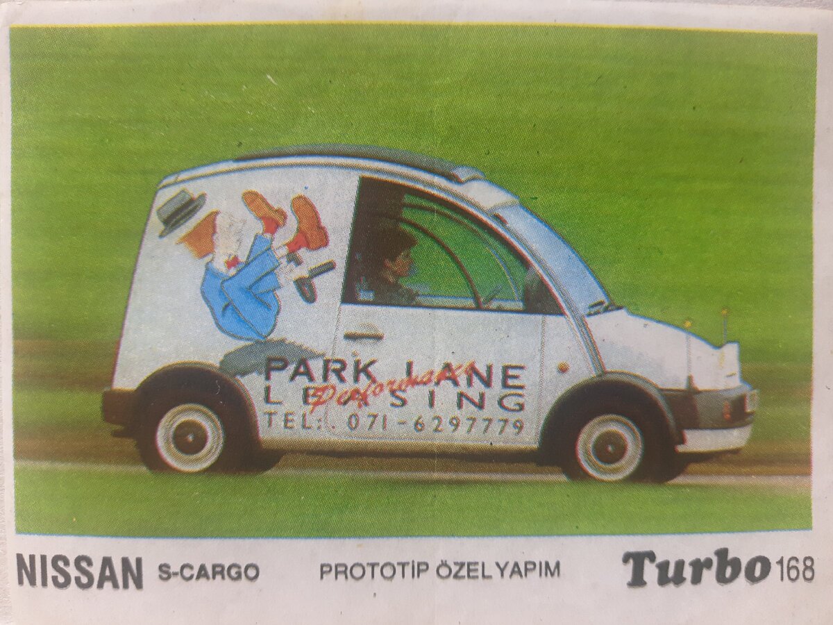 - Откуда? - с искренним интересом сросил он. Но Леха, откинувшись с табуретки спиной к стене только с хитрой улыбкой молча смотрел на  удивленного друга.
- А вот, уметь надо, - он наслаждался моментом.
Тоха взял вкладыш и внимательно рассматривал его.
- Класс! Но как? Откуда? - он перевел глаза на Леху и впервые в его интонации прозвучал предательский просительный оттенок, - Ну расскажи.
- Ладно, - театрально-снисходительно протянул Леха. - Я его выиграл.
- Как это, выиграл?
- Ну как-как? Во вкладыши выиграл.
Тоха смотрел непонимающим взглядом, требовавшим дальнейших пояснений.
- Короче, - сменил тон Леха, - знаешь как в фантики от конфет играют?
- Нет, - признался Тоха и ему стало неловко от его незнания.
- И чему вас только в вашей музыкалке учат?
- Играть нас учат, - обиделся Тоха.
- Играть, - передразнил Леха. - Не в то, во что надо играете.
Он увидел, как Тоха набирает воздух в легкие, чтобы ответить, но так как совсем не хотел ни обидеть друга, ни ссоры с ним, миролюбивым тоном поспешил с продолжением:
- Ну ты же знаешь, только не помнишь. Кладутся два фантика, мой и твой друг на друга, потом я хлопаю вот так, - Тоха хлопнул по лежащему вкладышу, - и если фантик переворачивается, то я забираю его и у меня право второго удара. Если не переворачивается, то твой ход. Ну знаешь же…
- А, ну да, знаю, - Тоха воспользовался великодушием друга.
- Ну вот. У нас вся школа играет. Я сегодня тоже сыграл.
- Ты? Играл? - с ужасом спросил Тоха.
- Играл. А что?
- А если бы ты проиграл?
- Ну не проиграл же, - даже обиделся Леха, видя, что произведенный эффект был не тот, что ожидался.
- А если бы…
- Знаешь, что,  - вспылил Леха и даже привстал с табуретки.  - Если бы, да кабы… Не проиграл же. - Он сел обратно. - И вообще, победителей не судят.
- Я слышал об этом, - спокойно ответил Тоха и при этом смотрел прямо в глаза Лехе, а тот отводил взгляд.
- И вообще, это мой вкладыш, - сказал он, и сразу его кольнуло внутри, захотелось забрать эти не к месту сказанные слова назад.
- Твой, - все так же спокойно сказал Тоха. - Ты прав, победителей не судят.
Леха поднял на него глаза. Он не думал, что все так обернется, он надеялся, что друг безоговорочно разделит его радость, но в душе понимал, что Тоха был прав. Пытаясь оправдаться, он, глядя себе под ноги, начал говорить:
- Я же не такой дурак, чтобы вот так, просто играть. Я же потренировался сначала. Понял как надо хлопать. И вообще, я не собирался… Но как мы коллекцию соберем? Их, может, триста штук! Вон уже, сто шестьдесят восьмой.
- Будем покупать, - ответил Тоха.
- Покупать, - почти передразнил Леха и обреченно махнул рукой. - Пацаны сегодня сказали, что там больше нечего покупать. Все скупили.
- Но играть тоже не выход. Так можно вообще без всего остаться.
- Знаю. Но я же… - Леха замолчал.
- Ладно, - после некоторого молчания примирительно произнес Тоха. - Только не играй больше. Пожалуйста. Я понимаю, если меняться на те, которых у нас по два будет.
Леха молчал. Сиюминутная радость от выигрыша сменилась неприятным сгустком укоров совести и неверия в то, что им вообще удастся когда-нибудь собрать эту коллекцию. Друзья молчали.
- Вообще я три вкладыша выиграл, - тихо произнес Леха. И уже веселее, и глядя в глаза другу он быстро заговорил:
- Прикинь, я три вкладыша выиграл! Три! Но потом… потом, короче, когда два проиграл, то я это, все… Там знаешь какие были?! Короче, номер…
Друзья сидели на кухне, забыв об остывшей яичнице, и говорили, говорили… Леха рассказывал, Тоха спрашивал, обсуждали, спорили, а за окном стоял последний день бабьего лета.