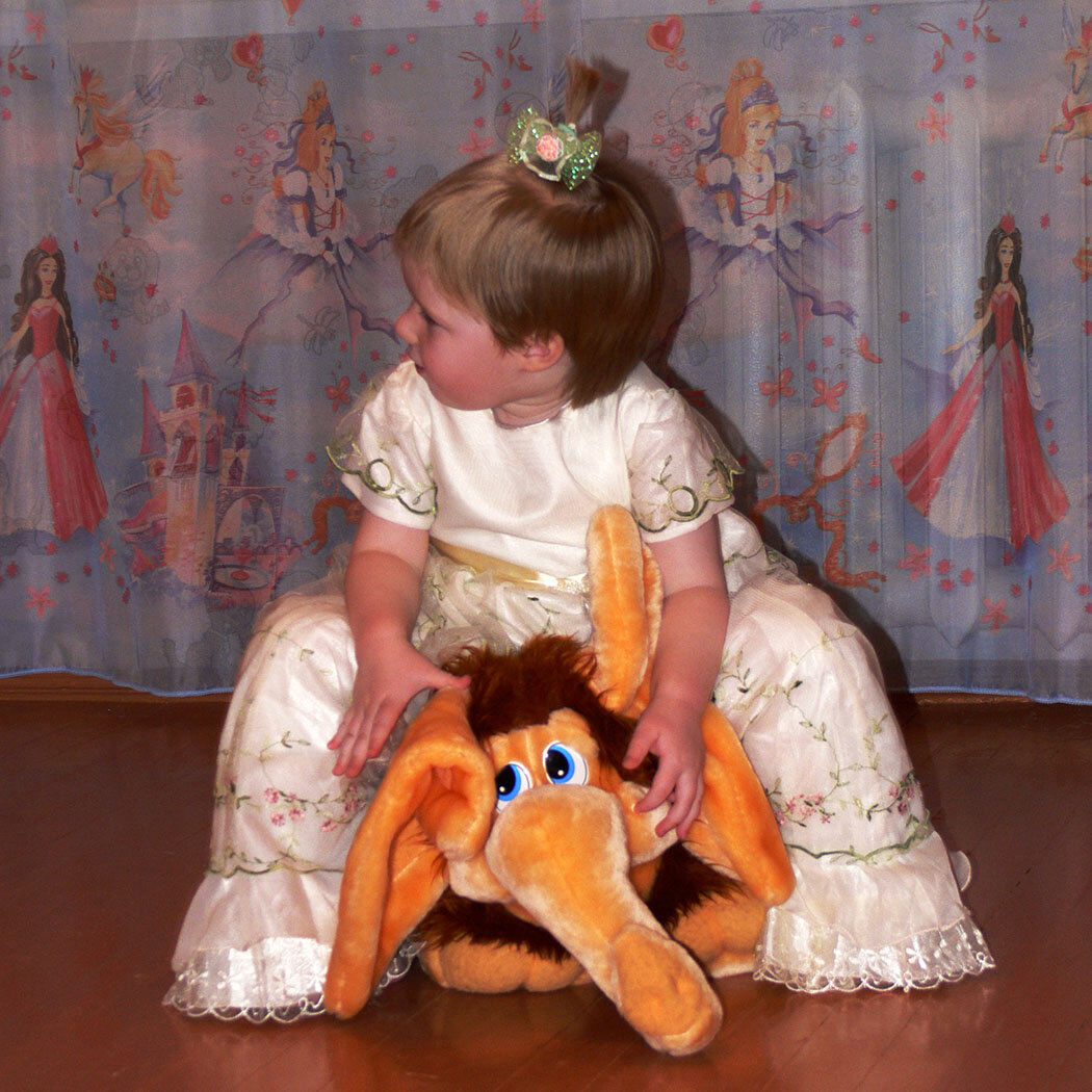 Игры с переодеваниями очень увлекательны, но лучше их устраивать дома