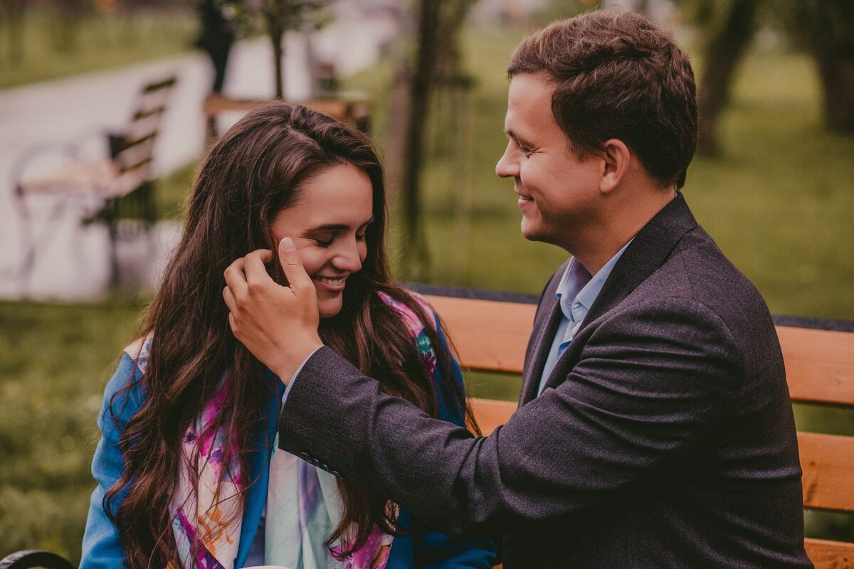 Нежные прикосновения в парке Горького в Перми.