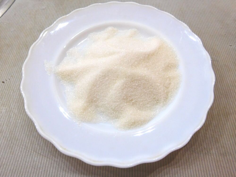 Примерно столько в среднем съедает в день взрослый человек.