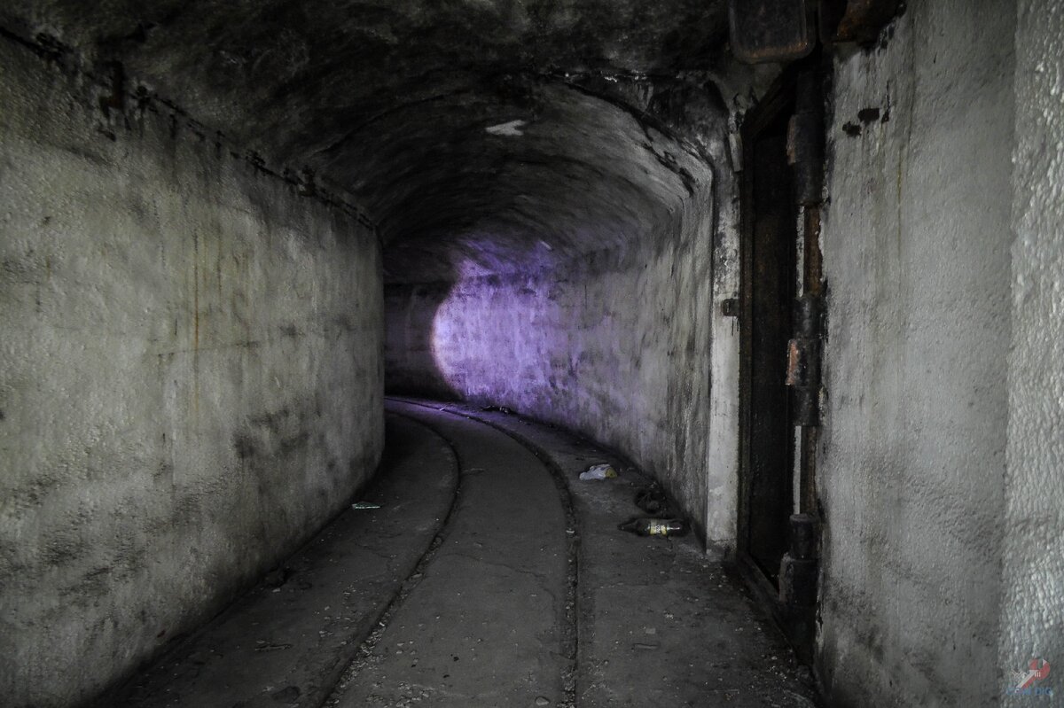 У морского берега увидел вход в тёмное подземелье с железной дорогой. Показываю, что было внутри
