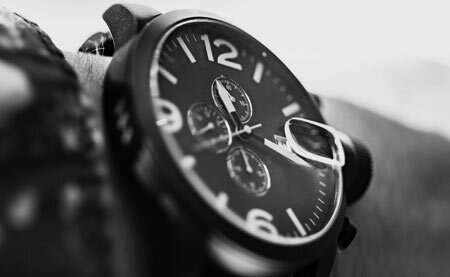 

…Однажды наступает день, и вы понимаете, что хотите носить часы.
Желание немного странное, так как практической стороны здесь нет — у каждого в кармане телефон или смартфон, а часто и не один.
И уж что-что, а время показывать они умеют.