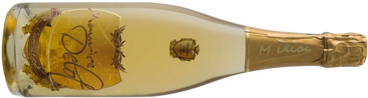 (На фото: бутылка вина)