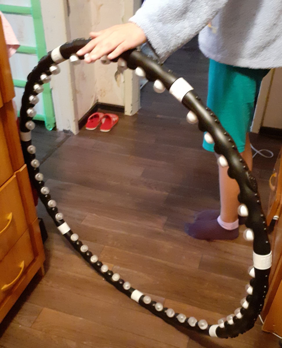 Мой обруч, примерно 900 рублей, можно было и подешевле купить)))